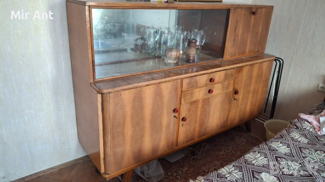 Продавам стар бюфет