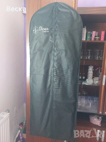 Елегантна черна рокля с блестящ ефект