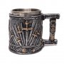 Код 94167 Стилна чаша от полирезин с релефни декорации - мечове, щит и герои, снимка 1