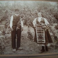 Стара фотография на картон "В градината" 1910г., снимка 1 - Други ценни предмети - 30475285