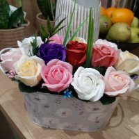 Аранжировка с рози от пластичен сапун, снимка 6 - Декорация за дома - 44483607