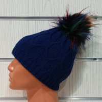 Нова зимна дамска тъмносиня шапка с шарен помпон/пух, снимка 1 - Шапки - 31664861