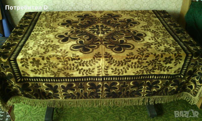 Нова плюшена покривка за маса. Размери 135/135см. С етикет., снимка 1