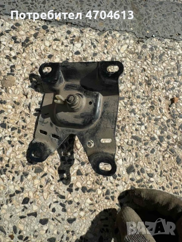 Закопчалка на преден капак на Ауди Audi A8 H4 D4 само за 20Eur. 4h0823186d, снимка 2 - Части - 53136425