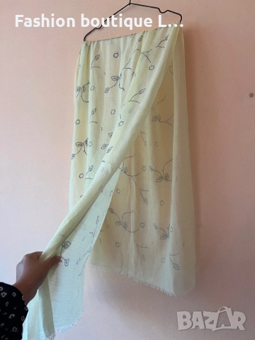 Бледо жълт шал с бродирани нежни сини цветя 35% памук 💛🩵💛🩵💛, снимка 4 - Шалове - 52177909