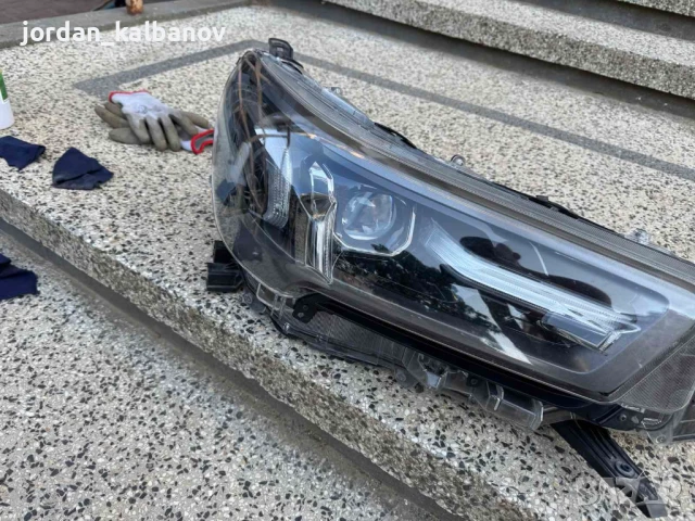 Оригинален десен фар хромиран KOITO за Тойота Хайлукс само за 1000лв. 81110-YP121, снимка 5 - Части - 51121932