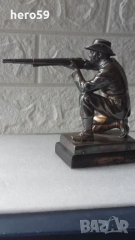 Метална фигура (скулптура)-военен сюжет., снимка 1