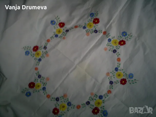 голяма ръчно бродирана покривка от 60-те години, снимка 8 - Покривки за маси - 47661118