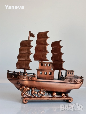 Декоративна фигурка на кораб на Благоденствието . ​