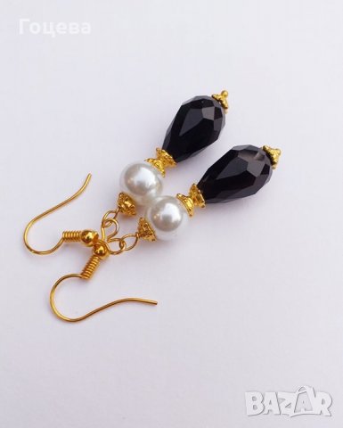 Прекрасните класически стилни обеци с тъмни капковидни кристали и бели перли с цвят злато, снимка 5 - Обеци - 30541569