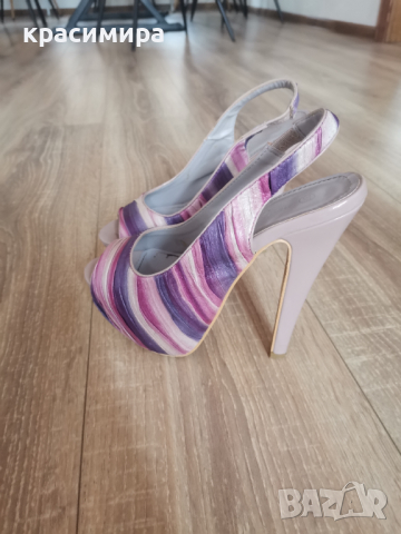 Сандали на висок ток