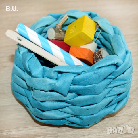 Кошничка за разрушаване пълна с играчки за малък и среден папагал в синьо, снимка 1