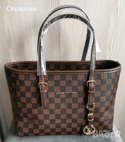 Прекрасна чанта, има дълга дръжка към нея