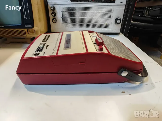 портативен касетофон Спутник 403, снимка 7 - Радиокасетофони, транзистори - 47631519