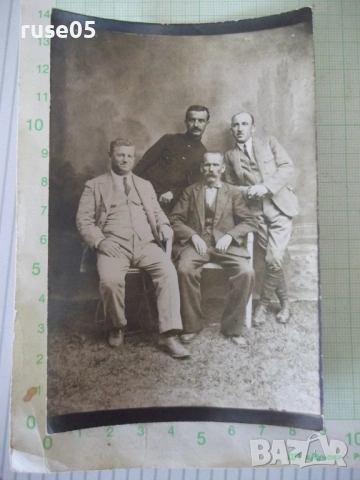 Снимка на четирима мъже във фотостудио стара