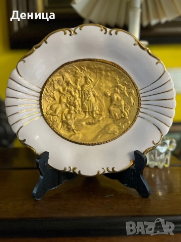 Рядка розова бонбониера Сцената, изобразена на позлатената релефна чиния представлява “Крал Карел IV, снимка 7 - Чинии - 52682827