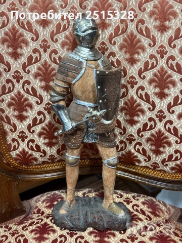 голяма статуетка рицар