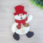 3392 Коледна фигура за окачване Снежко с червена шапка, 16 см