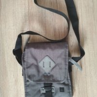 Чанта за кръст малка раничка Quicksilver чанта за през рамо, снимка 1 - Спортна екипировка - 33735370