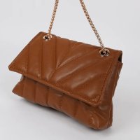 Компактна ватирана кафява чанта с капак и дръжка за рамо тип синджир 30x20см, снимка 1 - Чанти - 44398606