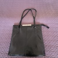 Дамска чанта - черен лак, снимка 1 - Чанти - 31823419
