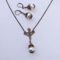 Красив Викториански Перлен комплект с бели кристални перли Сваровски и бронзови орнаменти, снимка 5 - Бижутерийни комплекти - 31936352