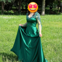 Зелена сатенена рокля с камъни и мъниста , снимка 1 - Рокли - 44735303