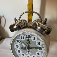 Красив бял стар часовник с камбанки, снимка 3 - Антикварни и старинни предмети - 44215275