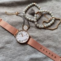 Комплект часовник + 4 красиви стилни гривни , снимка 1 - Дамски - 37573723