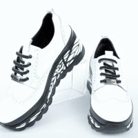 НОВО! Бели дамски обувки с ефектна платформа, снимка 2 - Дамски ежедневни обувки - 42810835