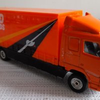 Метална количка- Corgi Камион Volvo фургон 1/64, снимка 1 - Колекции - 38532939