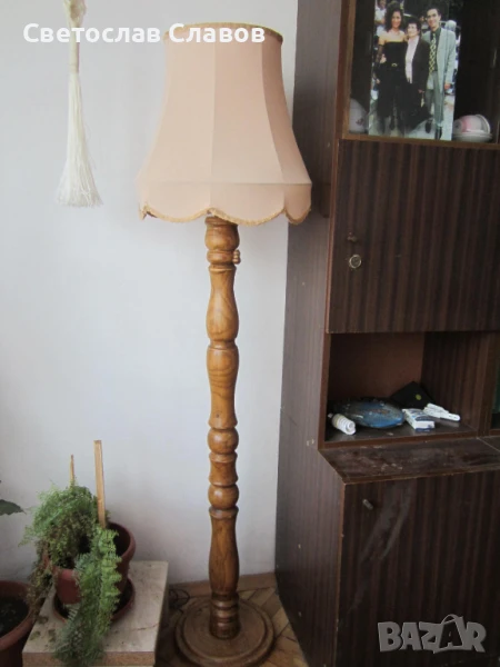 Висок лампион със стойка от стругован червен американски дъб и светлобежова шапка - 2,2, снимка 1