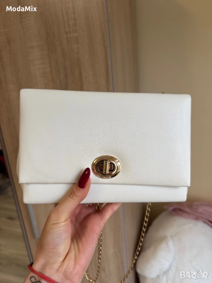 Бяла малка дамска чанта със златна дръжка, снимка 1