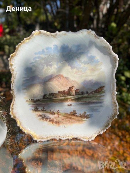 Замъкът Инверлохи.  Декоративна порцеланова чиния с вълнообразни ръбове и златиста украса.  , снимка 1