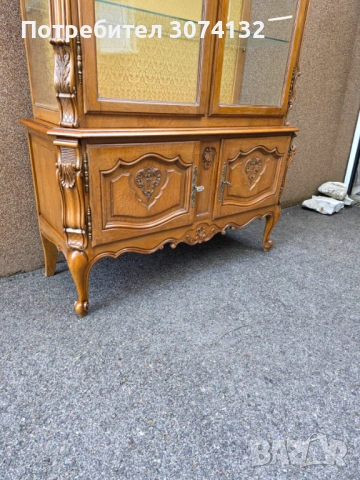 Витрина в стил Луи 15 с дърворезба и кристални стъкла, снимка 4 - Секции и витрини - 53569894