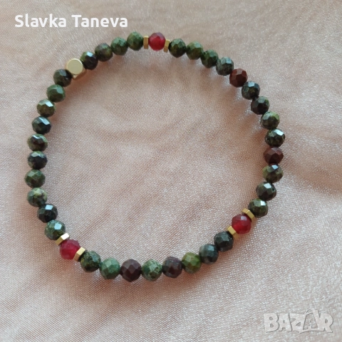 Гривни от мъниста драконова кръв и халцедонов камък, снимка 3 - Гривни - 52272456