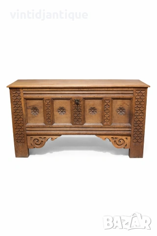 Ретро стил масивна дъбова ракла с богата дърворезба