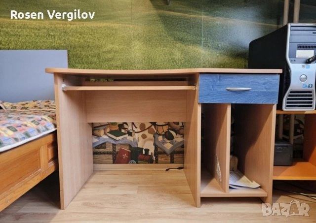 Компютърно бюро, здраво, удобно.