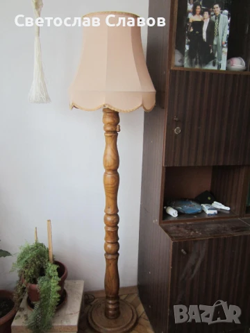 Висок лампион със стойка от стругован червен американски дъб и светлобежова шапка - 2,2