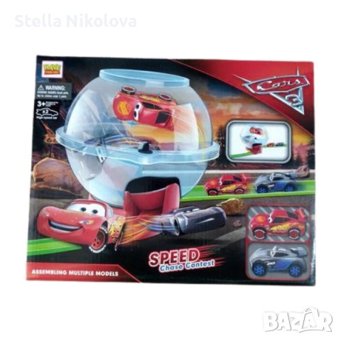 Писта с две коли,набиращи скорост в сфера