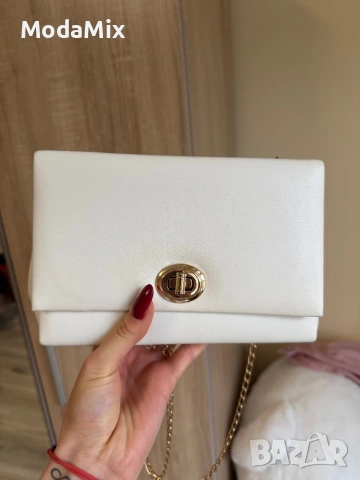 Бяла малка дамска чанта със златна дръжка