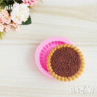 Сладка бисквитка кръгла с поръски силиконов молд форма фондан гипс декор