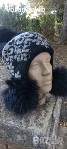 Дамска шапка с ангорска вълна и три помпона 