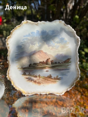 Замъкът Инверлохи.  Декоративна порцеланова чиния с вълнообразни ръбове и златиста украса.  