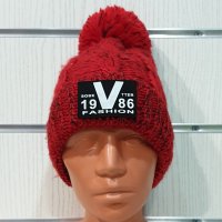 Нова дамска зимна червена шапка с пух/помпон, снимка 6 - Шапки - 31692242