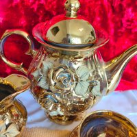 Разкошен Старинен Позлатен Порцеланов Сервиз Комплект за Чай с Релефни Рози, снимка 2 - Сервизи - 42221996