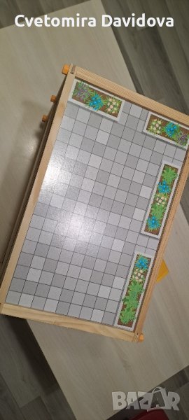 Нова дървена къща с кола и два фигурки баба и дядо., снимка 1