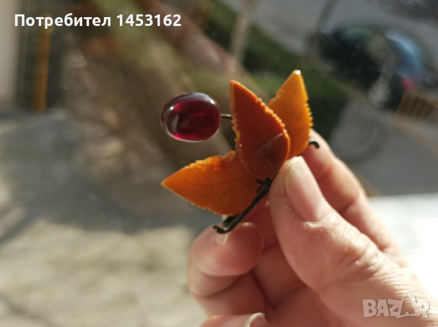 Руска старинна брошка с кехлибар 