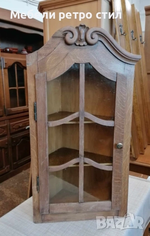 Красива ъглова витрина  от дърво, с декоративна дърворезба в горната част., снимка 2 - Шкафове - 52415443