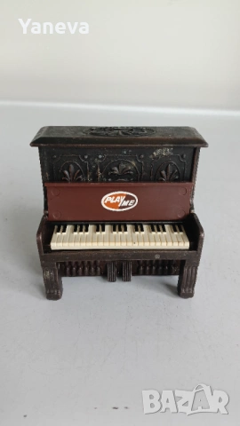 Пиано , vintage , метална фигурка с острилка за моливи  от испанската марка Playme. 